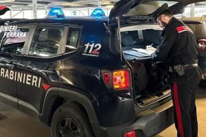 Accucciato tra le auto con cacciaviti e punteruoli