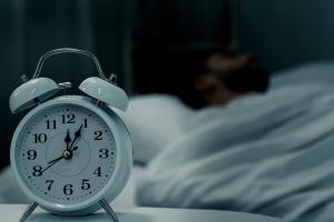 A letto tardi e connessi? Cervello più debole