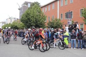 Passa la rosa, il centro fa la ola