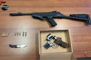 Si mette a sparare in pieno centro