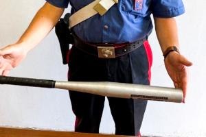 In auto con la mazza da baseball