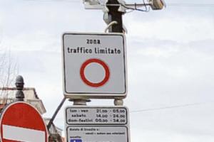 “Stop al permesso biennale per chi abita dentro alla Ztl”