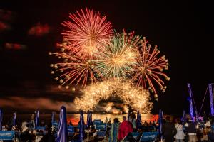 La magia dei fuochi accende l’estate