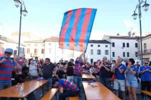 La piazza esplode: dallo sconforto alla pazza gioia in 40 minuti