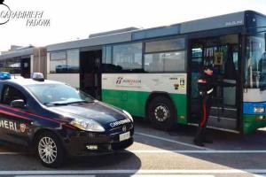 Manda in ospedale l'autista del bus
