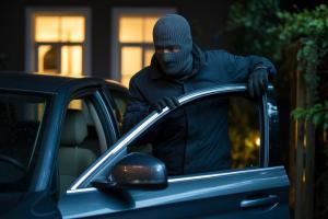 I ladri devastano auto, cantine e garage