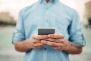 Gli tolgono il telefono, adolescente impazzisce