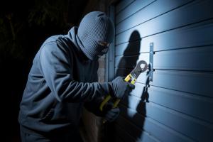 Seconda notte di furti danni, rabbia e indagini