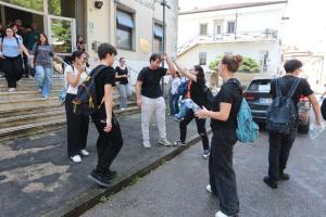 Ultima campanella, feste e gavettoni: la scuola è finita