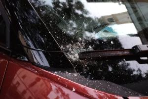 Rissa a bottigliate tra tre stranieri