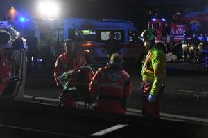 Sbalzato fuori dall'auto, finisce sulla strada e viene investito: muore a 24 anni