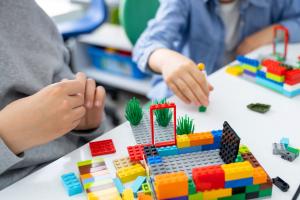 Maxi sequestro di mattoncini falsi