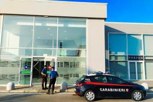 Con l'auto contro la gioielleria