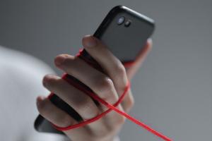 La minaccia e ricatta con i video intimi