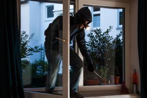 Ladri funamboli si calano dal tetto