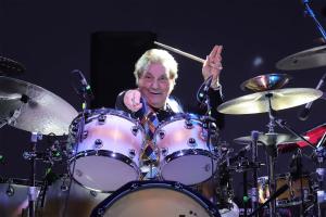 Una piazza intera al ritmo di Tullio De Piscopo