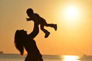 Mamme lavoratrici: arriva il bonus