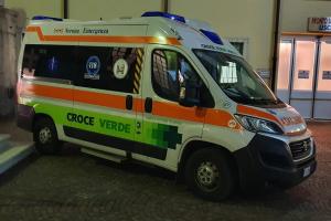 Bimbo rischia l'annegamento in una piscina: è grave