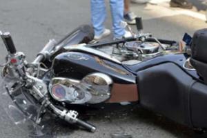 Sbalzata dalla moto dopo l'incidente, donna rischia l'amputazione di un piede