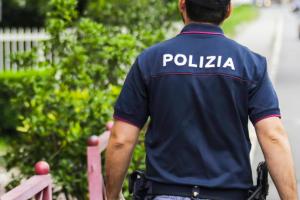Il poliziotto salva una 16enne