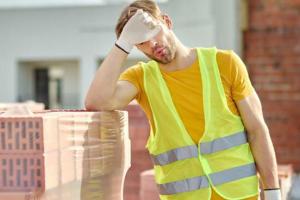 "Con questo caldo, fermare i cantieri"