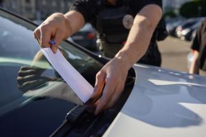 Annullava le multe per i famigliari