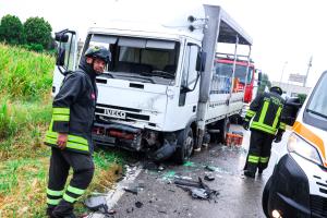 Tremendo schianto, strada chiusa e una ferita