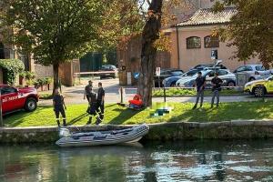 Si tuffa per recuperare una palla, muore nel Sile