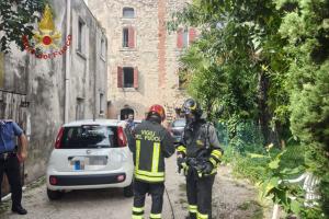 Fiamme in una casa: muore una 72enne, intossicato il fratello