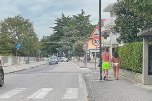 Bikini in centro alle terme, è polemica