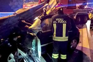 Guardrail infilza l’auto, conducente miracolato