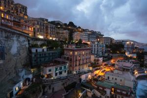 "Vietare di andare in giro da soli fino alle 6"