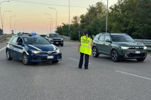 Scontro tra auto in rotatoria, una persona incastrata