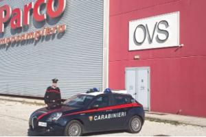 Spaccata con ariete: razziati i profumi al centro commerciale