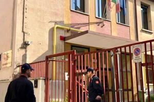 Preso a manganellate davanti al liceo: "Non sai guidare"