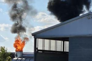 Fiamme in un capannone: "Chiudetevi in casa"