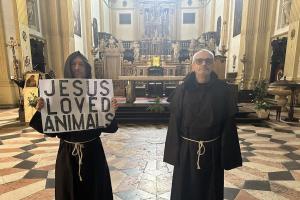 "Niente animali in chiesa": è rivolta