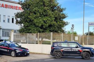 Arrivano i carabinieri coi cani: trovati con gli spinelli
