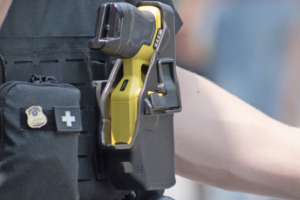 Napoli, 35enne muore dopo colpo di taser