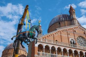 Via il Gattamelata, partito il restauro