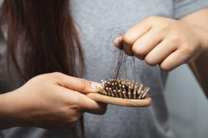 Caduta capelli: perché succede?
