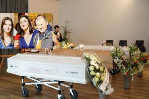 In tanti all'addio alla famiglia uccisa dal gas