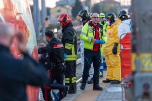 Falciato dal treno, il traffico ferroviario in tilt