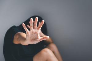 Torna a casa, il marito la massacra