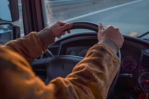 Il bus non si ferma, insegue e picchia l'autista