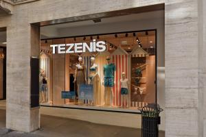 Pizzica la ladra mentre ruba, commessa aggredita in pieno centro