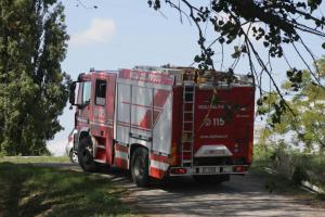 Cade in Adige, salvato dai pompieri