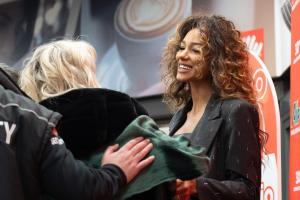 Tutti in fila per un selfie con Samira