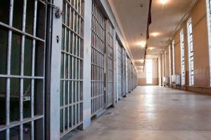 Litiga e chiede di tornare in carcere