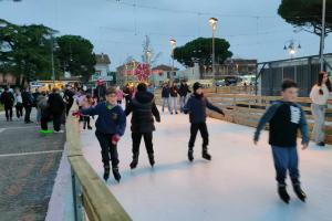 Lo "stadio del ghiaccio" scalda la piazza